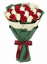 Букет Микс из красных и белых роз в Залесный Казань