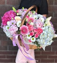 Композиция солнечный день в Залесный Казань Цветочная композиция из Розы, Хризантемы, Пионы и Лизиантусы в корзине в Залесный Казань