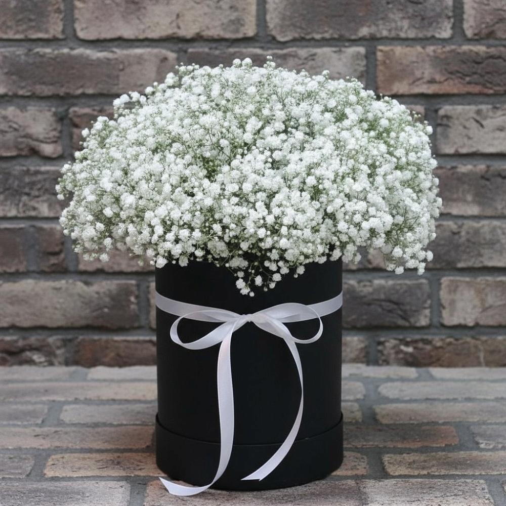 Цветочная композиция из Гипсофила в шляпной коробке в Залесный Казань