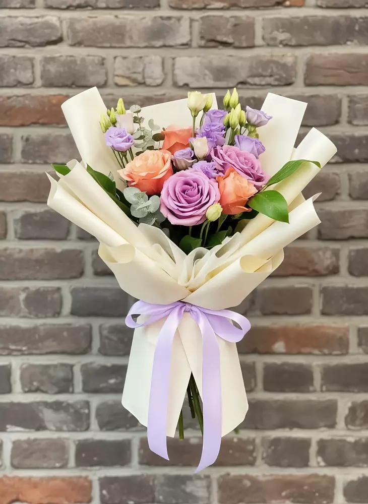 Букет цветов из: Лизиантусы и Розы в Залесный Казань