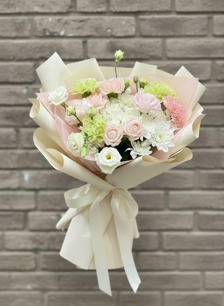 Букет цветов из: Гвоздики, Розы, Лизиантусы и Хризантемы в Залесный Казань