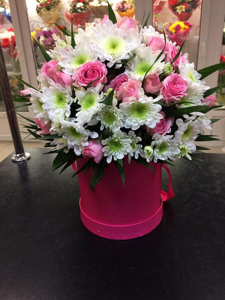 Цветочная композиция из Розы и Хризантемы в шляпной коробке в Залесный Казань