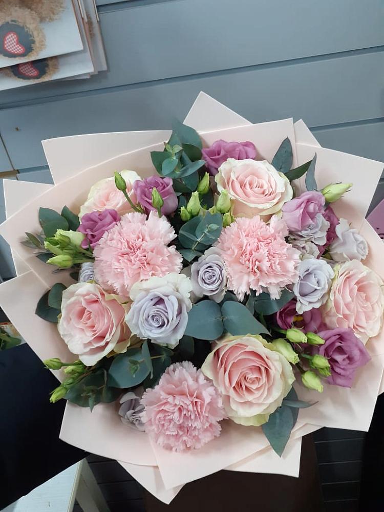 Букет цветов из: Розы, Гвоздики и Лизиантусы в Залесный Казань