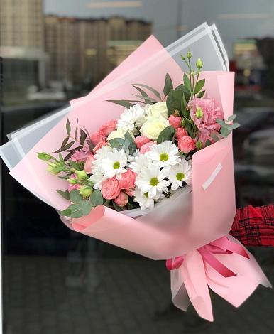 Букет цветов из: Розы, Лизиантусы и Хризантемы в Залесный Казань